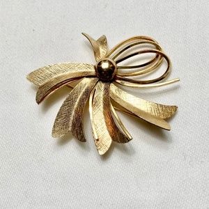 Gold Tone Ribbon Brooch by Winard